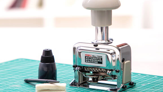 آلة الترقيم الأوتوماتيكية Deli تجلب النتيجة مرتين بنصف الجهد!