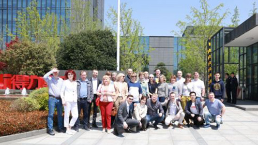 زيارة الصين التي تشديد الرابطة مع العملاء الروس