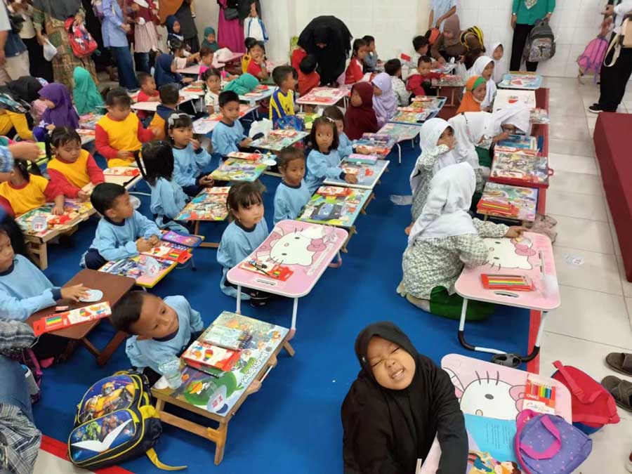 Deli In Indonesia - Amazing Teams And Customers In Yogyakarta Market