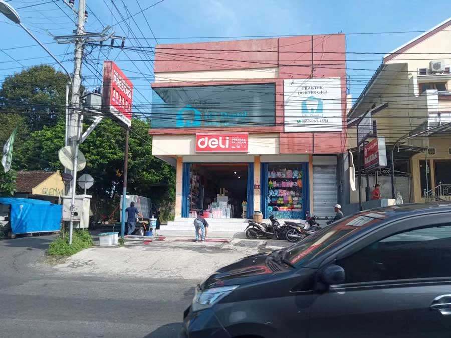 Deli In Indonesia - Amazing Teams And Customers In Yogyakarta Market