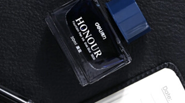 الحبر والابتكار: كيف تبقى الشركات المصنعة لقلم الحبر في حافة القطع