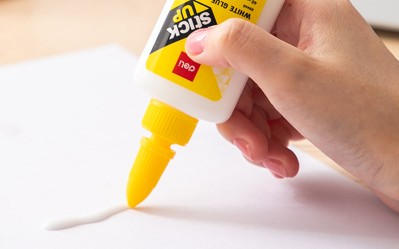 Deli_White_Glue_Classic,_Reliable,_and_Versatile.jpg